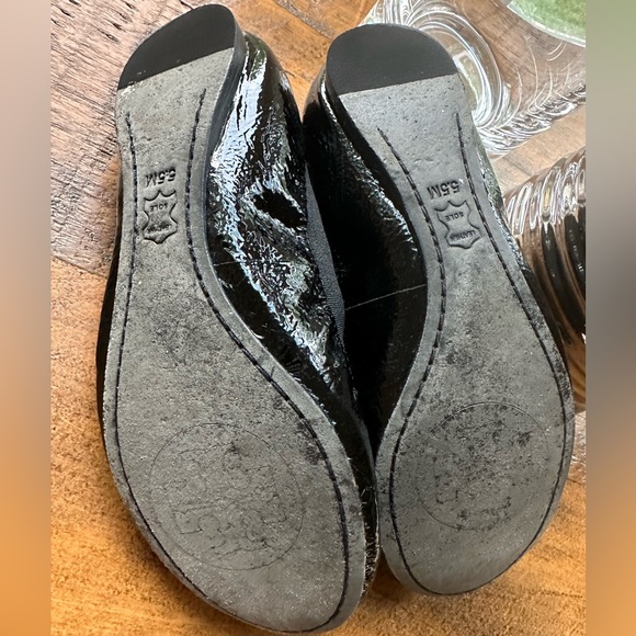 Tory Burch Caroline Ballet Flat in Black Patent with Gold/ Enamel Logo, size 5.5 - Picture 4 of 4